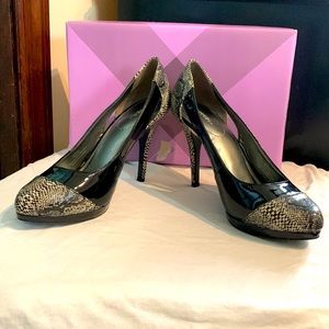 Sz9 Black/Snake accent Heels